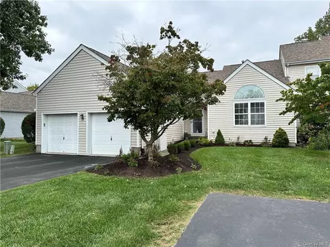 84 Turnberry Ct, Poughkeepsie, NY 12603