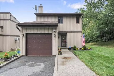 3 Agin Court Sq, Wallkill, NY 10940