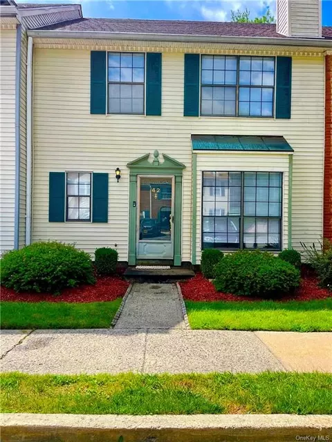 42 Yorkshire Ter, Washingtonville, NY 10992