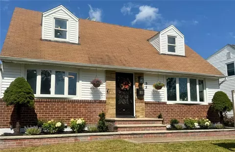 53 Yorkshire Rd, North Hempstead, NY 11040