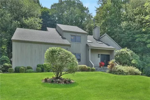 190 Deerfield Ln N, Mount Pleasant, NY 10570