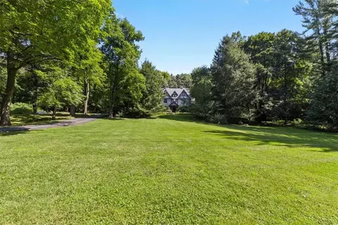 712 Croton Lake Rd, Mount Kisco, NY 10549