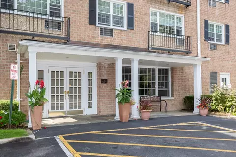 2 Consulate Dr #3L, Eastchester, NY 10707
