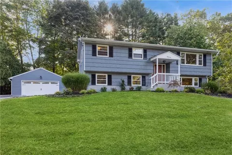 32 Lombardi Dr, Clarkstown, NY 10956