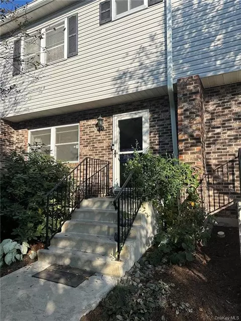 807 Briarwood Ct, New Paltz, NY 12561
