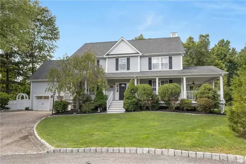 19 Brianna Ln, Yorktown Heights, NY 10598
