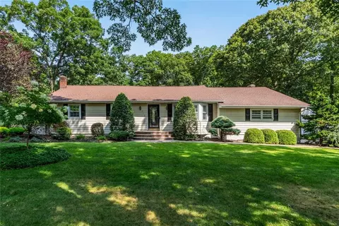 215 Johnson Ave, Islip, NY 11749