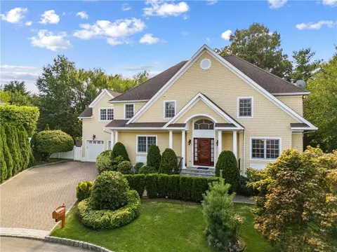 7 Mill Pond Ln, New Rochelle, NY 10805