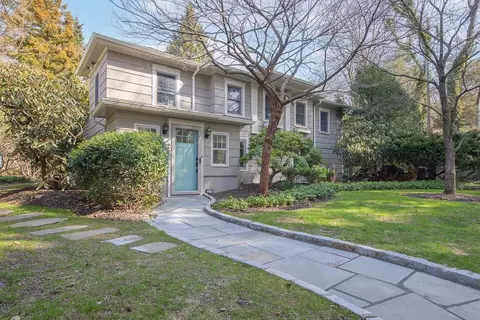 100 Barberry Ln, New Rochelle, NY 10804