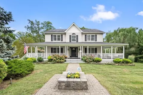 11 Lisa Ln, New Windsor, NY 12553