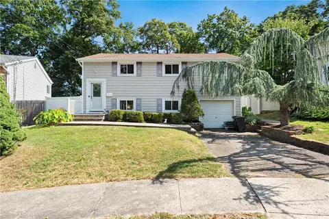30 Penny Dr, Huntington Station, NY 11746