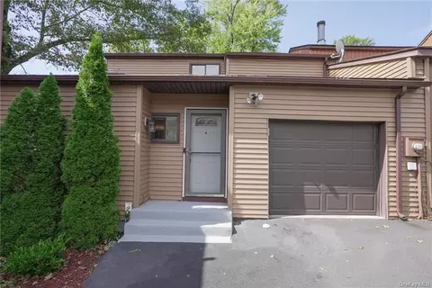 19 Hilltop Cir, Fishkill, NY 12524