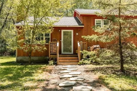 21 Hamlet Ln, Milan, NY 12571