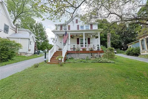 41 Maple St, Walden, NY 12586