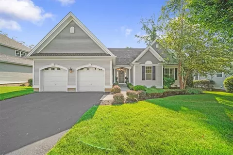 98 Fairways Dr, Wallkill, NY 10940