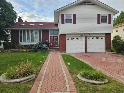 301 Prince Ave, Freeport, NY 11520