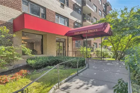 100 Diplomat Dr #6N, Mount Kisco, NY 10549