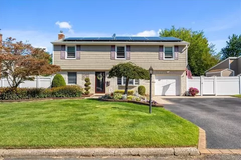 27 Richmond St, Islip, NY 11751