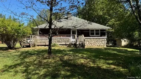 471 Mountain Rd, Mamakating, NY 12721