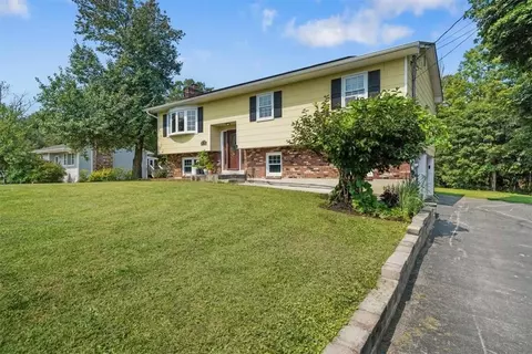 23 Lorelei Dr, Wallkill, NY 10940