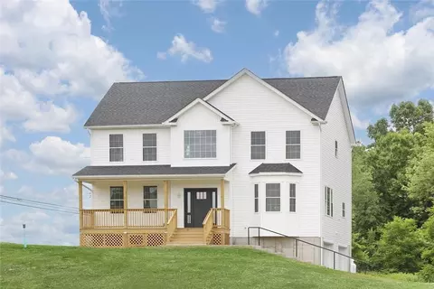 2 Emily Dr, Wallkill, NY 12589