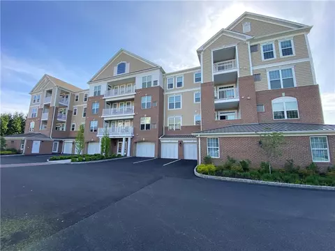 726 Regency Dr, Fishkill, NY 12524