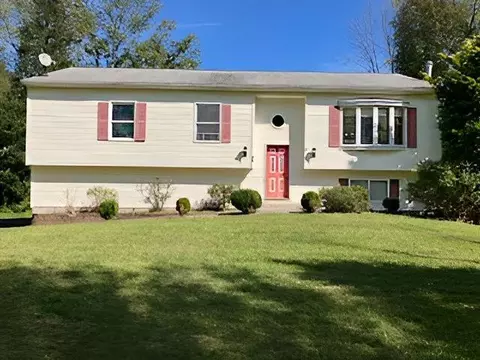 46 S Quaker Ln, Hyde Park, NY 12538