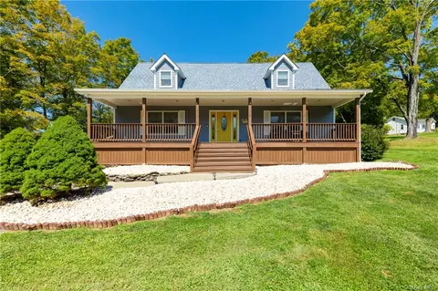 33 Cross Rd, Hyde Park, NY 12580