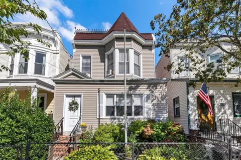 325 E 239th St, New York, NY 10470