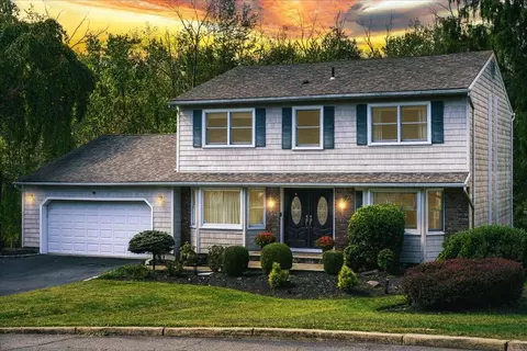 4 Tioga Ct, Clarkstown, NY 10956