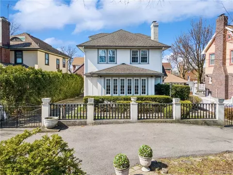 3350 Country Club Rd, New York, NY 10465