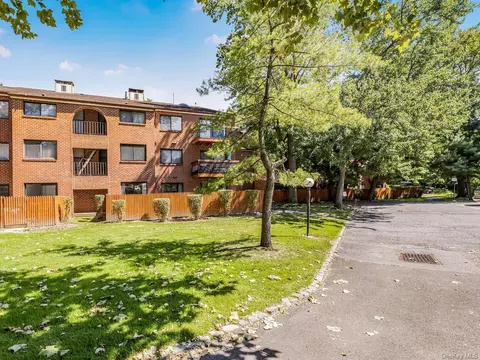 16 Bronxville Glen Dr #13, Yonkers, NY 10708
