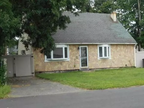 31 Bliss St, West Babylon, NY 11704