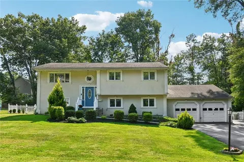 32 Foxcroft Dr, Clarkstown, NY 10954