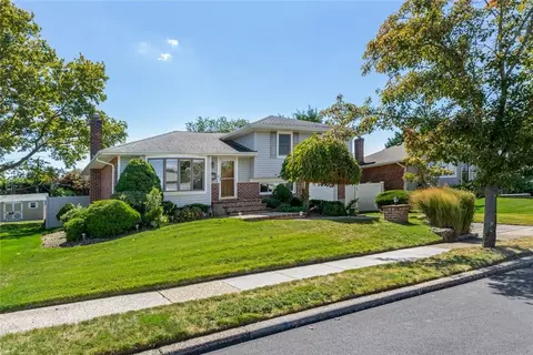 11 Eleanor Ln, Plainview, NY 11803