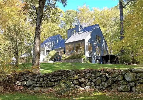 25 Clearview Rd, Mahopac, NY 10541