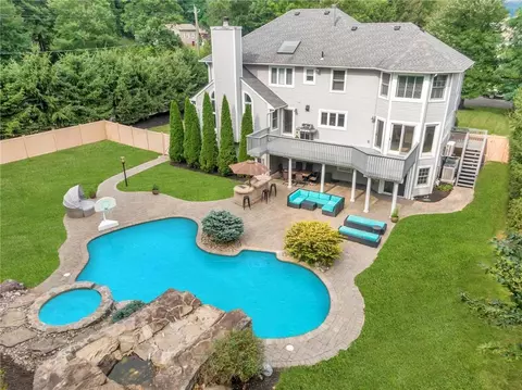 2 Kakiak Ct, Clarkstown, NY 10956