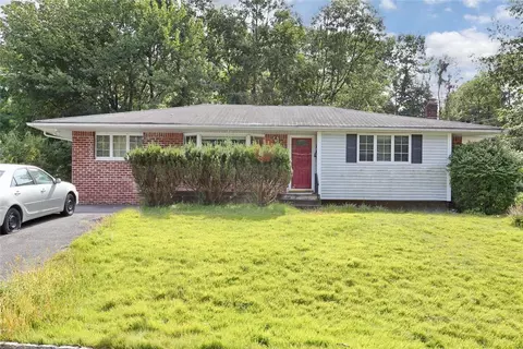 7 Woodridge Dr, Haverstraw, NY 10923