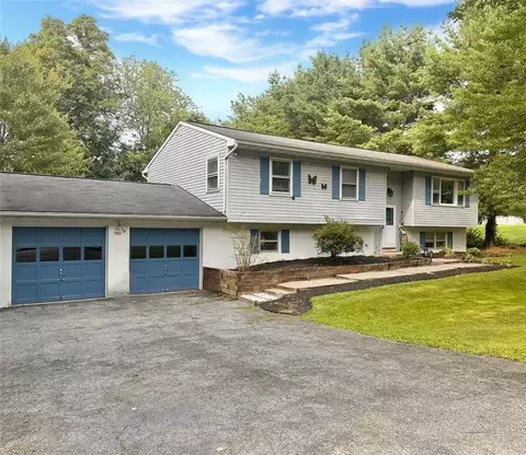 22 Foxwood Dr, Newburgh, NY 12550