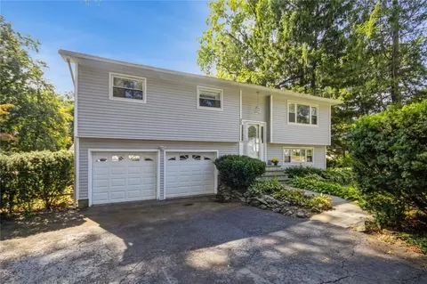 33 Winthrop Dr, Cortlandt, NY 10567