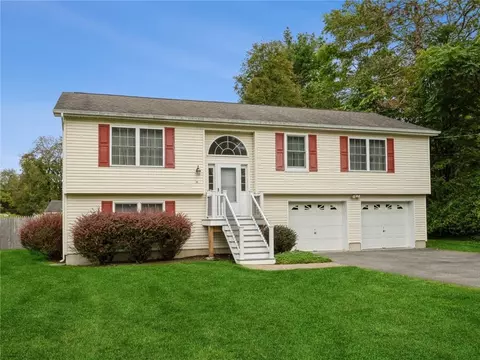 30 Gilbert Dr, Hyde Park, NY 12538