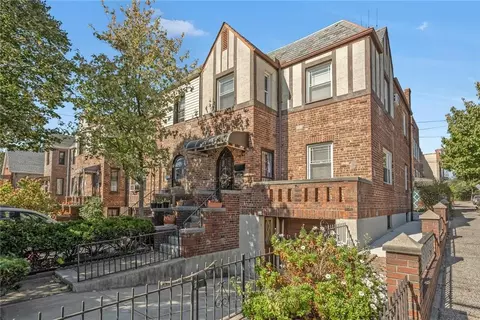 1017 Rhinelander Ave, New York, NY 10462