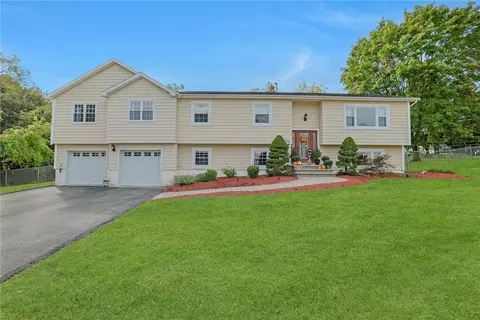 101 Crescent Dr, Thiells, NY 10984