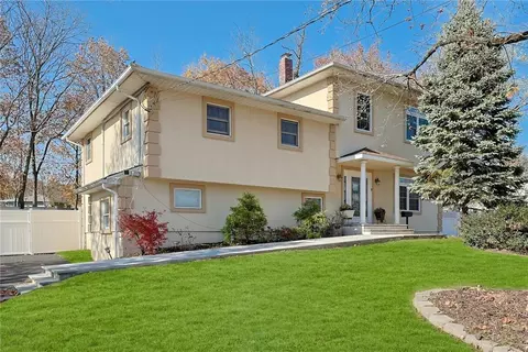 37 Whitewood Dr, Clarkstown, NY 10956