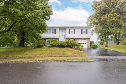 160 Lake Nanuet Dr, Clarkstown, NY 10954