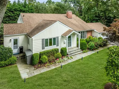 23 Stonewall Ln, Mamaroneck, NY 10543