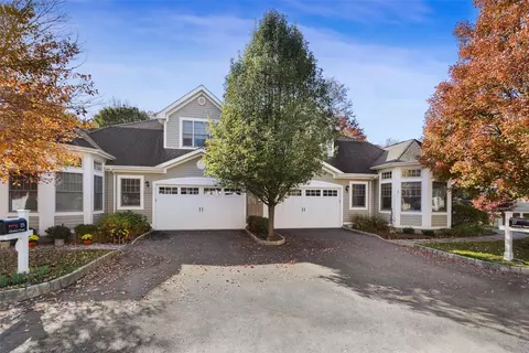 27 Glassbury Ct, Mount Kisco, NY 10549