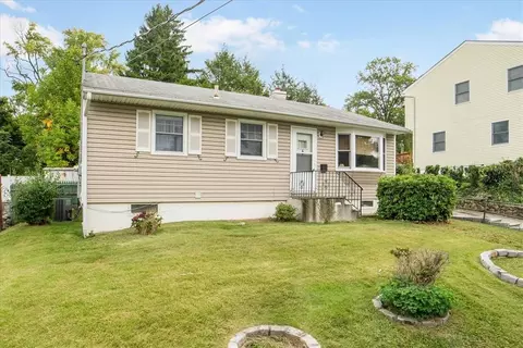 37 Cayuga Dr, Peekskill, NY 10566