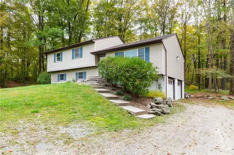 110 Cardinal Rd, Hyde Park, NY 12538