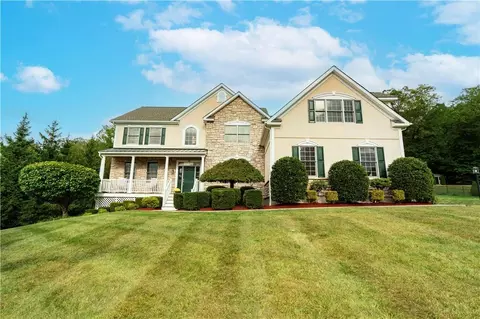 88 Spy Glass Hl, East Fishkill, NY 12533